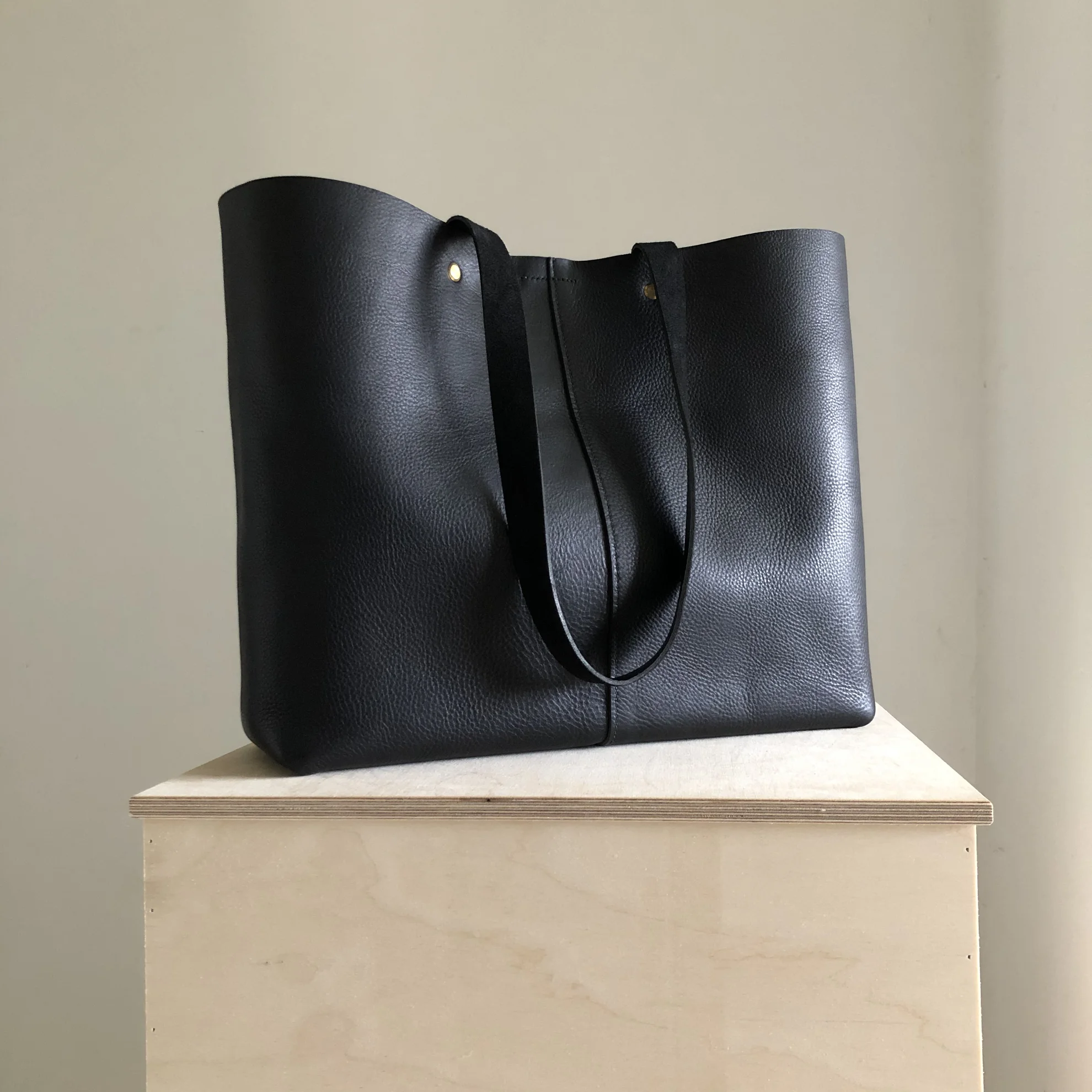 leather tote black